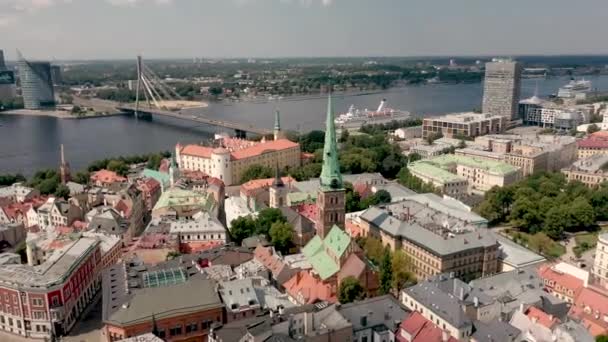 RIGA, LETTONIE - MAI 2019 : Vue aérienne de la cathédrale Saint-Jacobs et des toits du vieux centre-ville de Riga près de la rivière Daugava . — Video