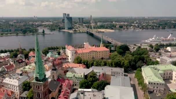 RIGA, LETTONIE - MAI 2019 : Vue panoramique aérienne de la résidence présidentielle et du château de Rigas près du pont de Vansu . — Video