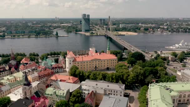 RIGA, LETTONIE - MAI 2019 : Vue panoramique aérienne de la résidence présidentielle et du château de Rigas près du pont de Vansu . — Video