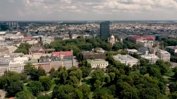 RIGA, LATVIA - MAY, 2019: Aerial top view of the city landscapes with roofs of houses, park and ancient Rigas churches. — 图库视频影像