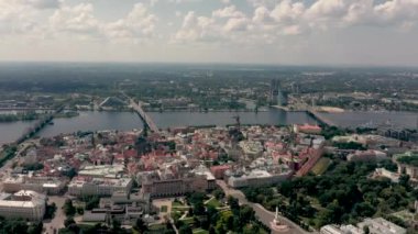 Riga, Letonya - Mayıs 2019: Eski şehir merkezi Riga 'nın havadan görünüşü ve Daugava nehri üzerindeki ana köprüler.