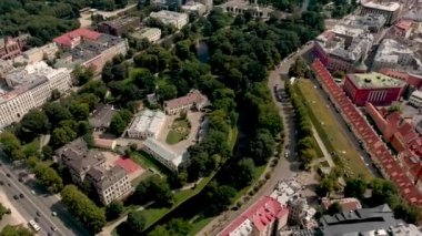 Riga, Letonya - Mayıs 2019: Rigas şehir parkının havadan görünüşü, eski şehir ve Brivibas Meydanı yakınlarındaki şehir kanalı.