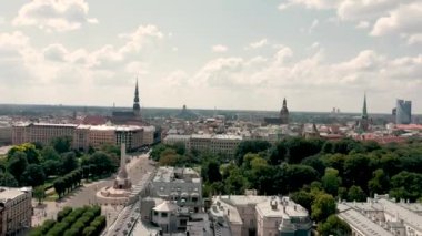 Riga, Letonya - Mayıs 2019: Riga 'nın tarihi merkezi yakınlarındaki park ve şehir manzaraları yakınlarındaki özgürlük anıtının havadan görünüşü.