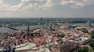 Riga, Letonya - Mayıs 2019: Daugava nehri üzerindeki tarihi şehir merkezi ve köprülerin hava manzarası.