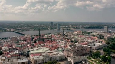 Riga, Letonya - Mayıs 2019: Daugava nehri üzerindeki tarihi şehir merkezi ve köprülerin hava manzarası.