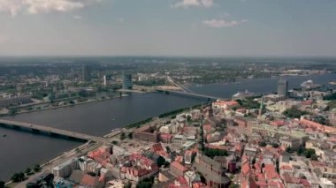 Riga, Letonya - Mayıs 2019: Eski şehir merkezi Riga 'nın ve Daugava nehri üzerindeki köprülerin iki kıyı manzarası.