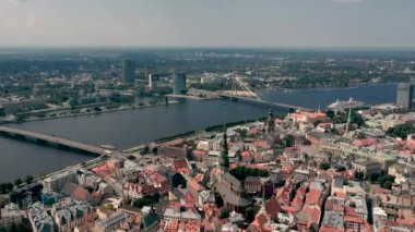 Riga, Letonya - Mayıs 2019: Tarihi şehir merkezi Riga ve Daugava nehri üzerindeki köprüler.