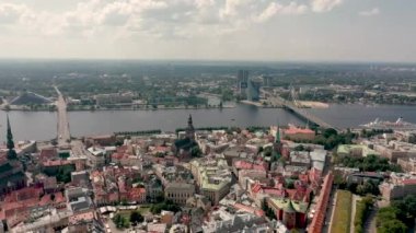 Riga, Letonya - Mayıs 2019: Daugava nehri üzerindeki tarihi şehir merkezi ve köprülerin hava manzarası.