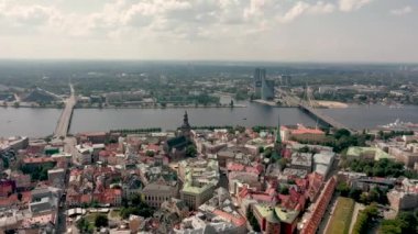 Riga, Letonya - Mayıs 2019: Daugava nehri üzerindeki tarihi şehir merkezi ve köprülerin hava manzarası.
