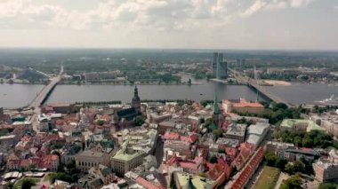 Riga, Letonya - Mayıs 2019: Daugava nehri üzerindeki tarihi şehir merkezi ve köprülerin hava manzarası.