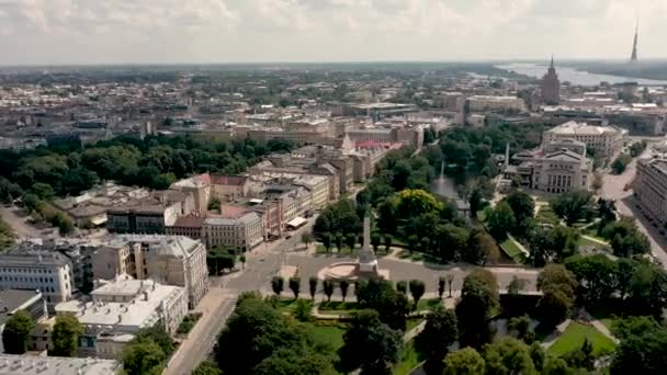 RIGA, LATVIA - MAY, 2019: Aerial top view of the Brivibas square with monument of freedom, city park and Rigas city. — Stockvideo