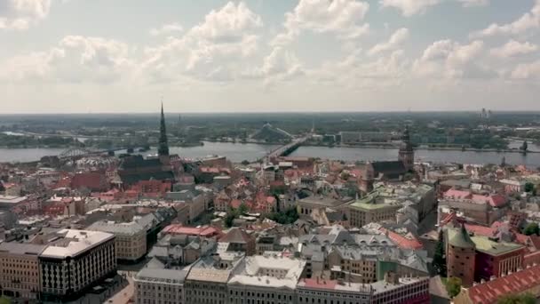 RIGA, LATVIA - MAYO 2019: Vista aérea del casco antiguo de la ciudad de Riga situada en el terraplén del río Daugava . — Vídeo de stock