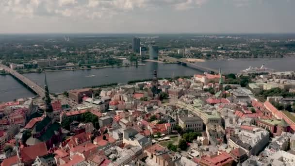 RIGA, LATVIA - MAYO 2019: Vista aérea del casco antiguo de Riga, Vansu y puente de piedra sobre el río Daugava . — Vídeos de Stock