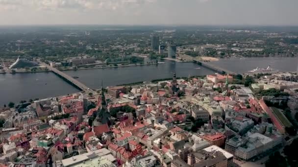 RIGA, LATVIA - MUNGKIN, 2019: Pandangan udara dari pusat kota lama Riga dengan banyak pemandangan dan fakta-fakta menarik dari sejarah . — Stok Video