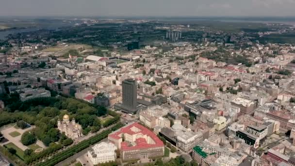 RIGA, LATVIA - MAYO 2019: Vista aérea de los tejados de las ciudades, catedral del Nacimiento de Cristo y paisajes urbanos de la capital . — Vídeo de stock