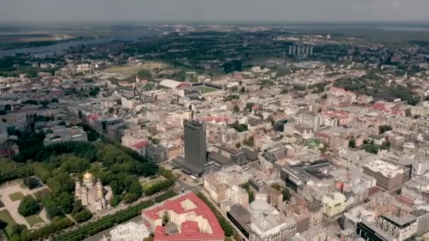 RIGA, LATVIA - MAIO, 2019: Vista aérea dos telhados das cidades, catedral do Nascimento de Cristo e paisagens urbanas da capital . — Vídeo de Stock
