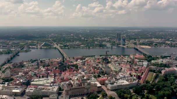 Riga, Lettland - maj 2019: Flygfoto över Rigas gamla stadskärna och huvudbroar över floden Daugava. — Stockvideo