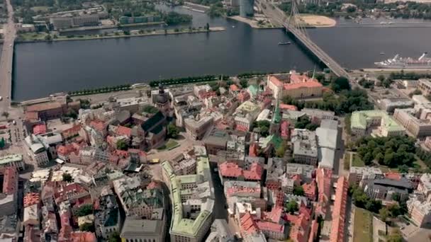 Riga, Lettland - maj 2019: Flygfoto över gamla Rigas katedraler i den historiska stadskärnan nära strandpromenaden Daugava. — Stockvideo