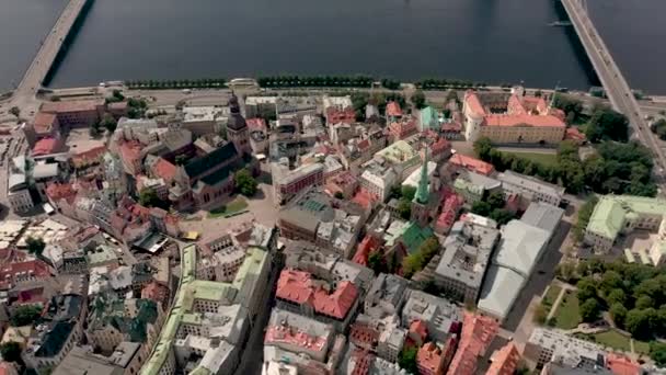 Ryga, Łotwa - maj 2019: Widok z lotu ptaka na starą katedrę w historycznym centrum w pobliżu promenady Daugava. — Wideo stockowe