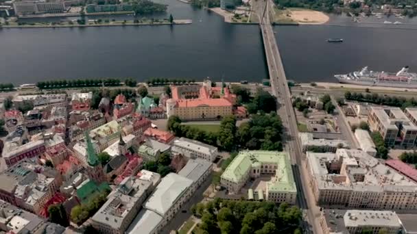 Riga, Lettland - maj 2019: Flygfoto över presidentresidenset, Rigas slott och gamla katedralen nära bron. — Stockvideo