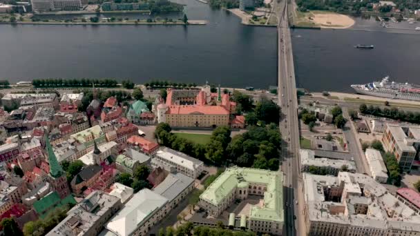 RIGA, LETTONIA - MAGGIO 2019: Veduta aerea della residenza presidenziale, del castello di Rigas e delle antiche cattedrali vicino al ponte . — Video Stock