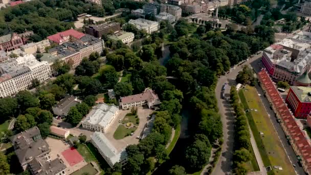 RIGA, LATVIA - MAIO, 2019: Vista aérea do parque da cidade de Rigas, canal da cidade perto das muralhas da cidade velha e da praça Brivibas . — Vídeo de Stock