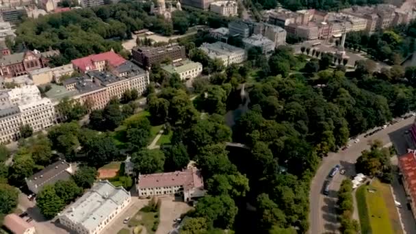 Riga, Lettland - Mai 2019: Luftaufnahme des Rigaer Stadtparks, des Stadtkanals in der Nähe der Stadtmauern und des Brivibas-Platzes. — Stockvideo