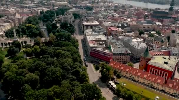 Riga, Lotyšsko - květen, 2019: Letecký výhled na městský park Rigas a městskou krajinu hlavního města Lotyšska. — Stock video