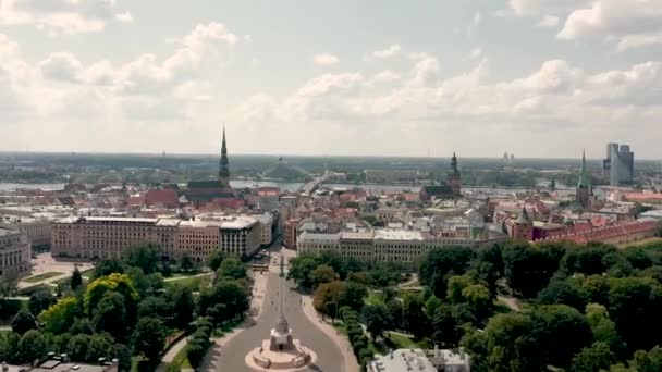 RIGA, LATVIA - MAY, 2019: Aerial view of the monument of freedom near park and cityscapes historic centre of Riga. — Stock Video
