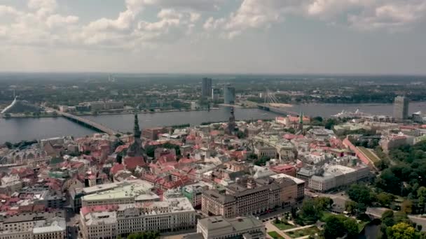 RIGA, LETTONIA - MAGGIO 2019: Veduta panoramica aerea del centro storico di Riga e ponti sul fiume Daugava . — Video Stock