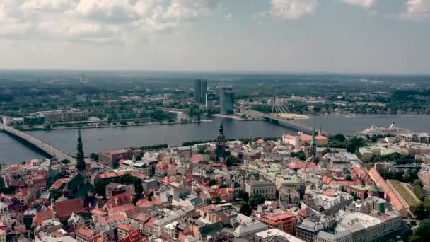 라트비아, 리가 - 2019 년: 역사적 인 도시의 중심인 리가 와 다우가바 강을 가로지르는 다리의 시간 축 이 될 수있다. — 비디오