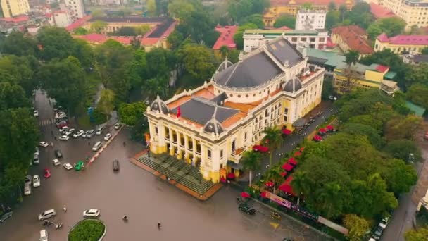HANOI VIETNAM - ÁPRILIS, 2020: Légi panoráma az operaházra és a körforgalomra Hanoi belvárosában. — Stock videók