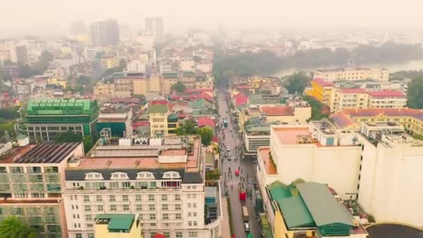 HANOI, VIETNAM - APRIL, 2020: Bovenaanzicht vanuit de lucht op de daken van huizen in het centrum van Hanoi bij het Hoan Kiem meer. — Stockvideo