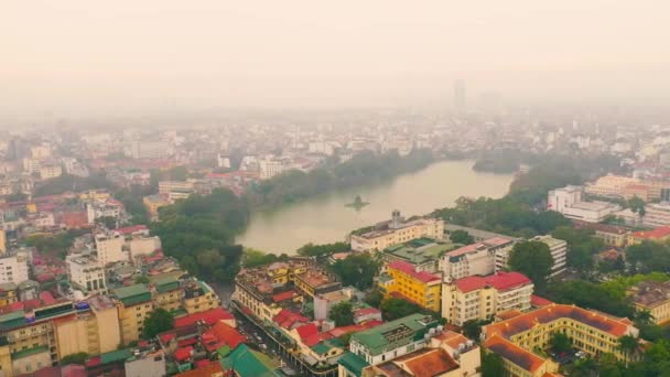 HANOI, VIETNAM - ÁPRILIS, 2020: Légi panoráma Hanoi városára, a Hoan Kiem tó melletti sétányon egy felhős napon. — Stock videók