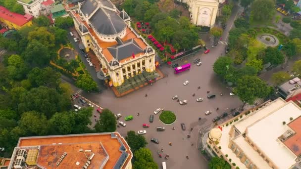 HANOI VIETNAM - Április, 2020: Légi felvétel az operaházról és a körforgalomról Hanoi belvárosában. — Stock videók