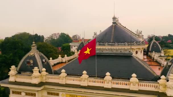 HANOI VIETNAM - ÁPRILIS, 2020: Légi felvétel az operaház tetejéről és a városképekről Hanoi belvárosában. — Stock videók
