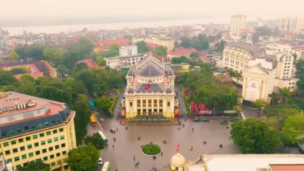 HANOI VIETNAM - ÁPRILIS, 2020: Az operaház, a körforgalom és a városképek légi áttekintése Hanoi belvárosában. — Stock videók
