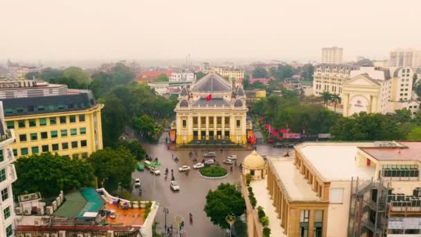 HANOI VIETNAM - ÁPRILIS, 2020: Az operaház, a körforgalom és a városképek légi áttekintése Hanoi belvárosában. — Stock videók