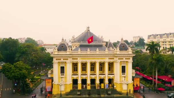 HANOI VIETNAM - ÁPRILIS, 2020: Légi panoráma az operaházra és a körforgalomra Hanoi belvárosában. — Stock videók