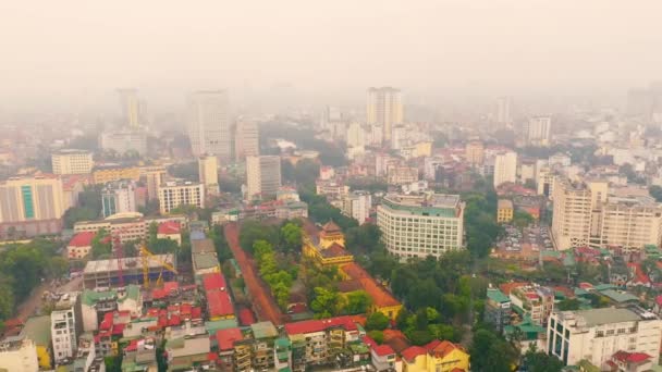 HANOI VIETNAM - ÁPRILIS, 2020: Légi panoráma kilátás nyílik a házak tetején az egyik kerülete Hanoi. — Stock videók