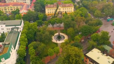 HANOI, VİETNAM - 2020: Bulutlu havada Hanoi şehir merkezinde yeşil bir parkın havadan manzarası.