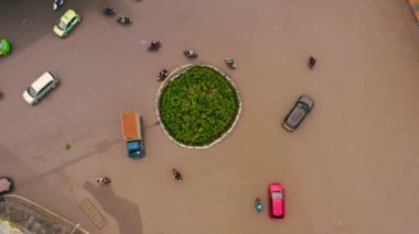 HANOI, VİETNAM - 2020: Trang Tien caddesindeki Hanoi şehir merkezindeki kavşağın havadan görünüşü.