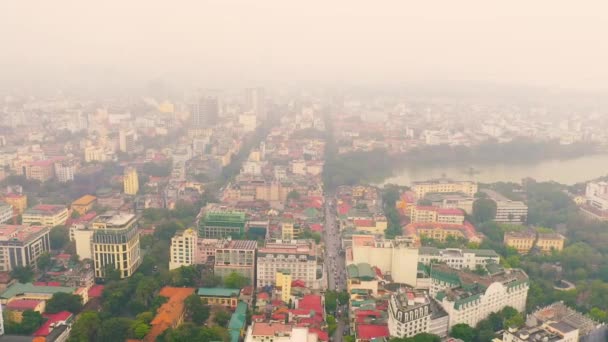 HANOI, VIETNAM - APRIL, 2020: Letecký panorama pohled na město Hanoj, na promenádě u jezera Hoan Kiem za oblačného dne. — Stock video