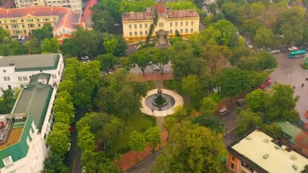 HANOI, VIETNAM - ABRIL, 2020: Vista panorámica aérea de un parque verde en el centro de la ciudad de Hanoi con tiempo nublado . — Vídeo de stock