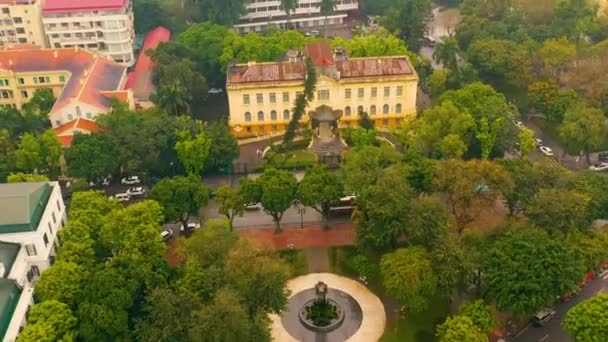 HANOI, VIETNAM - ABRIL, 2020: Vista panorámica aérea de un parque verde en el centro de la ciudad de Hanoi con tiempo nublado . — Vídeo de stock