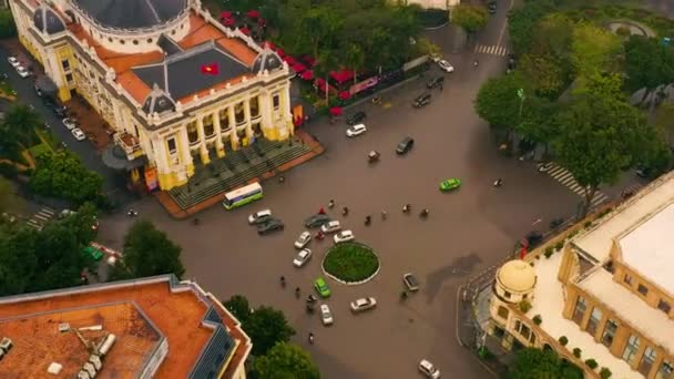 HANOI, VIETNAM - ABRIL, 2020: Vista aérea superior da rotunda no centro da cidade de Hanói, perto da Grande Ópera . — Vídeo de Stock