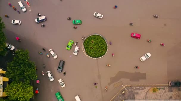 HANOI, VIETNAM - APRIL, 2020: Bovenaanzicht vanuit de lucht op de rotonde in het centrum van Hanoi aan de Trang Tien straat. — Stockvideo