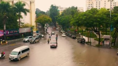 HANOI, VİETNAM - 2020: Bulutlu havalarda Hanoi şehir merkezinde cadde trafiğinin hava manzarası.