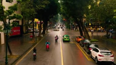 HANOI, VİETNAM - 2020: Bulutlu havalarda Hanoi şehir merkezinde cadde trafiğinin hava manzarası.