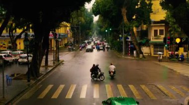 HANOI, VİETNAM - 2020: Bulutlu havalarda Hanoi şehir merkezinde cadde trafiğinin hava manzarası.